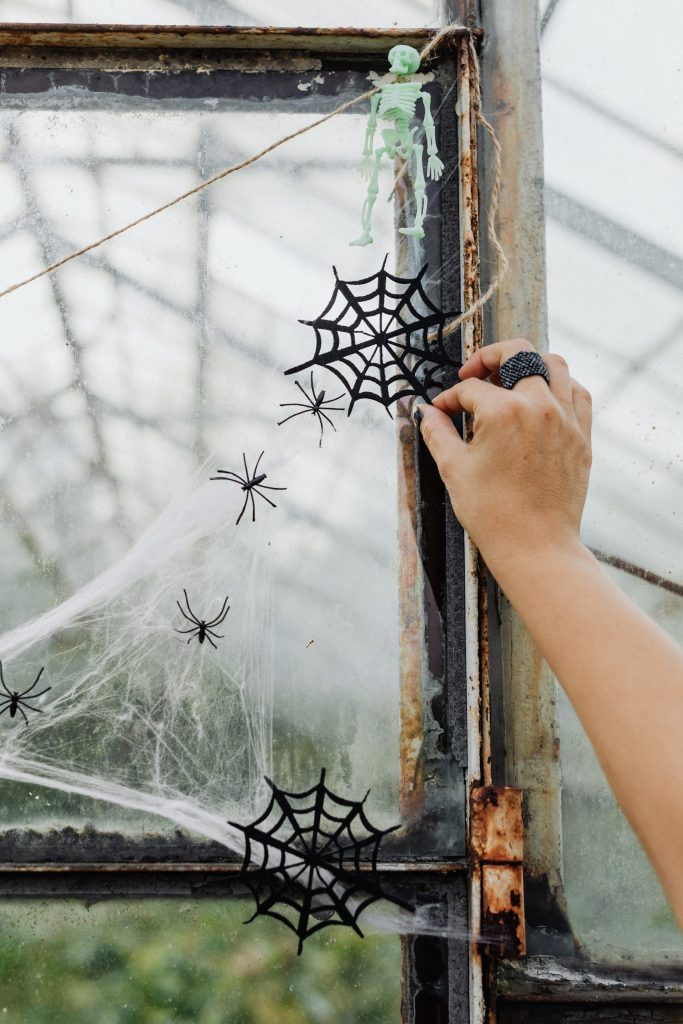 Easy DIY Halloween decorations that are sure to win over your